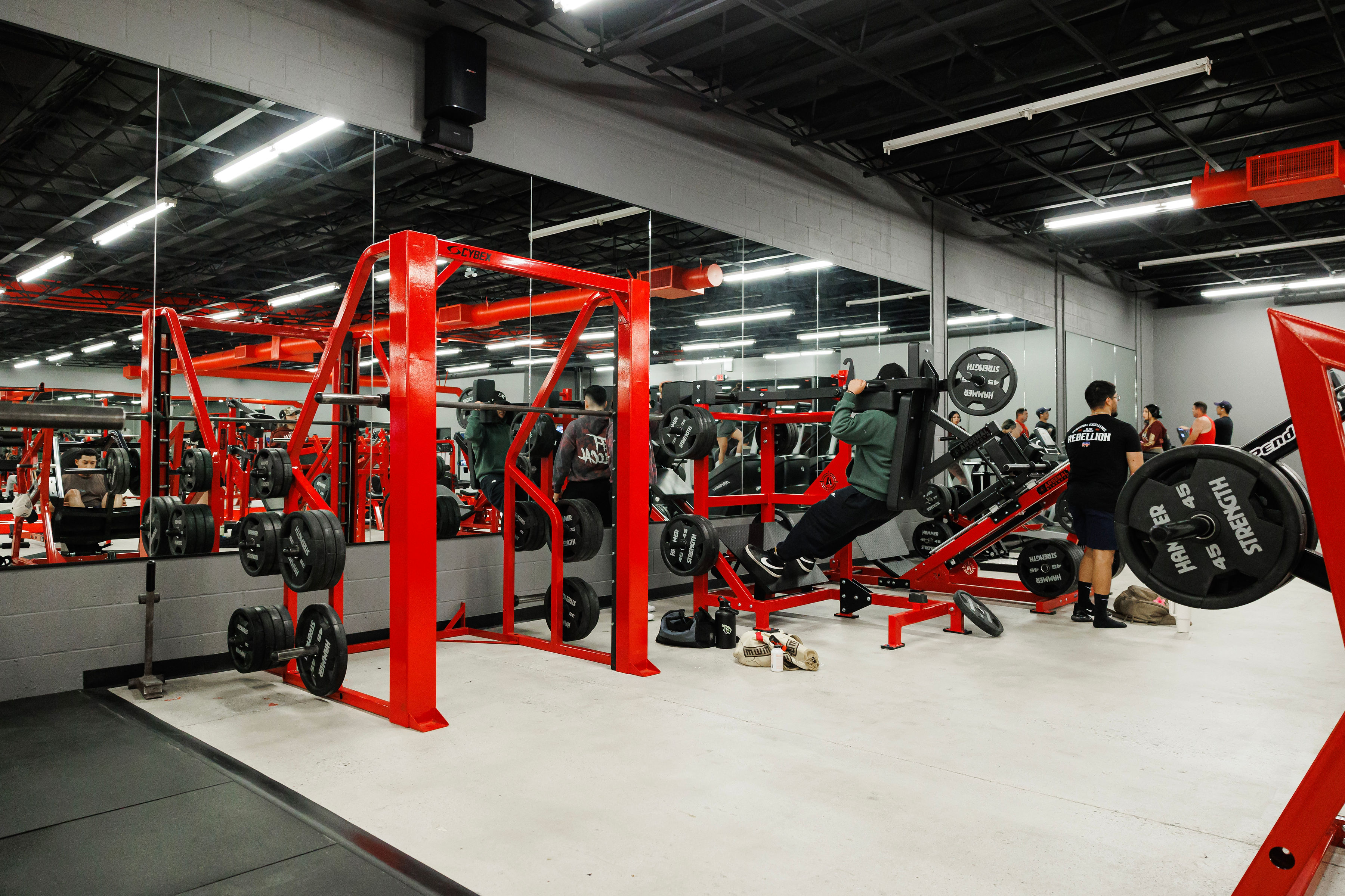 Plate-loaded row machines on the red line at the Oxnard floor